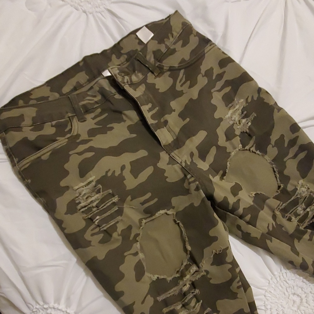 Shorts - Picture 2 of 3